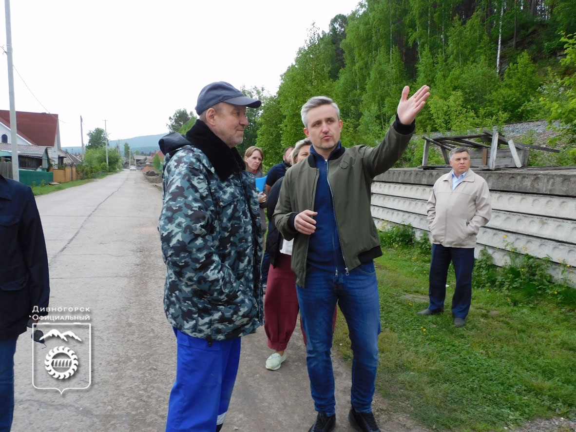 Глава Дивногорска Сергей Егоров проверил, как идет благоустройство дворов и Овсянки.