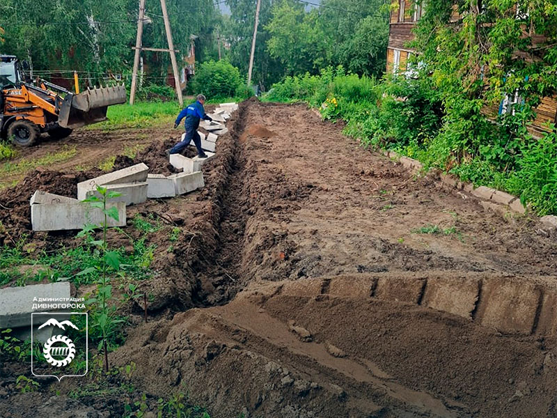 МУПЭС восстанавливает нарушенное благоустройство на Гримау, 24.