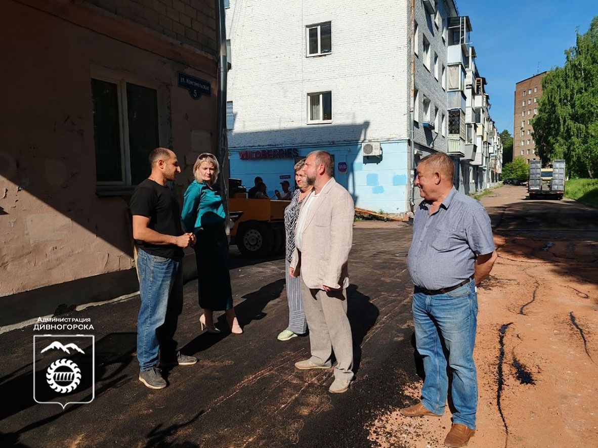 Глава города Дмитрий Иванов проверил ход работ на Комсомольской, 5 и в сквере у памятника «Самосвал МАЗ-525».