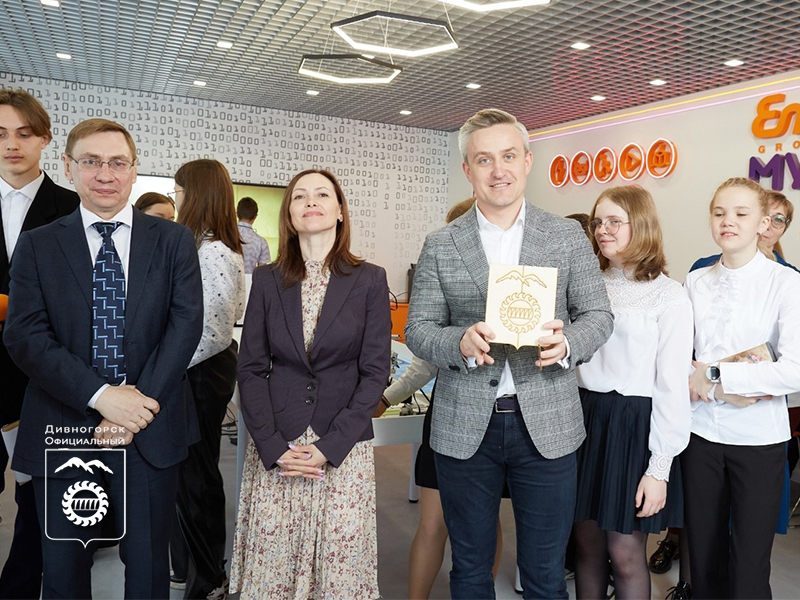 Глава Дивногорска вместе с компанией Эн+ открыли в 4 школе центр развития компетенций «Мультилаб»!.