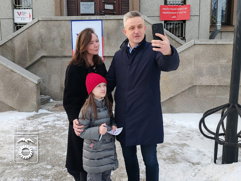 Глава города Сергей Егоров проголосовал всей семьёй.
