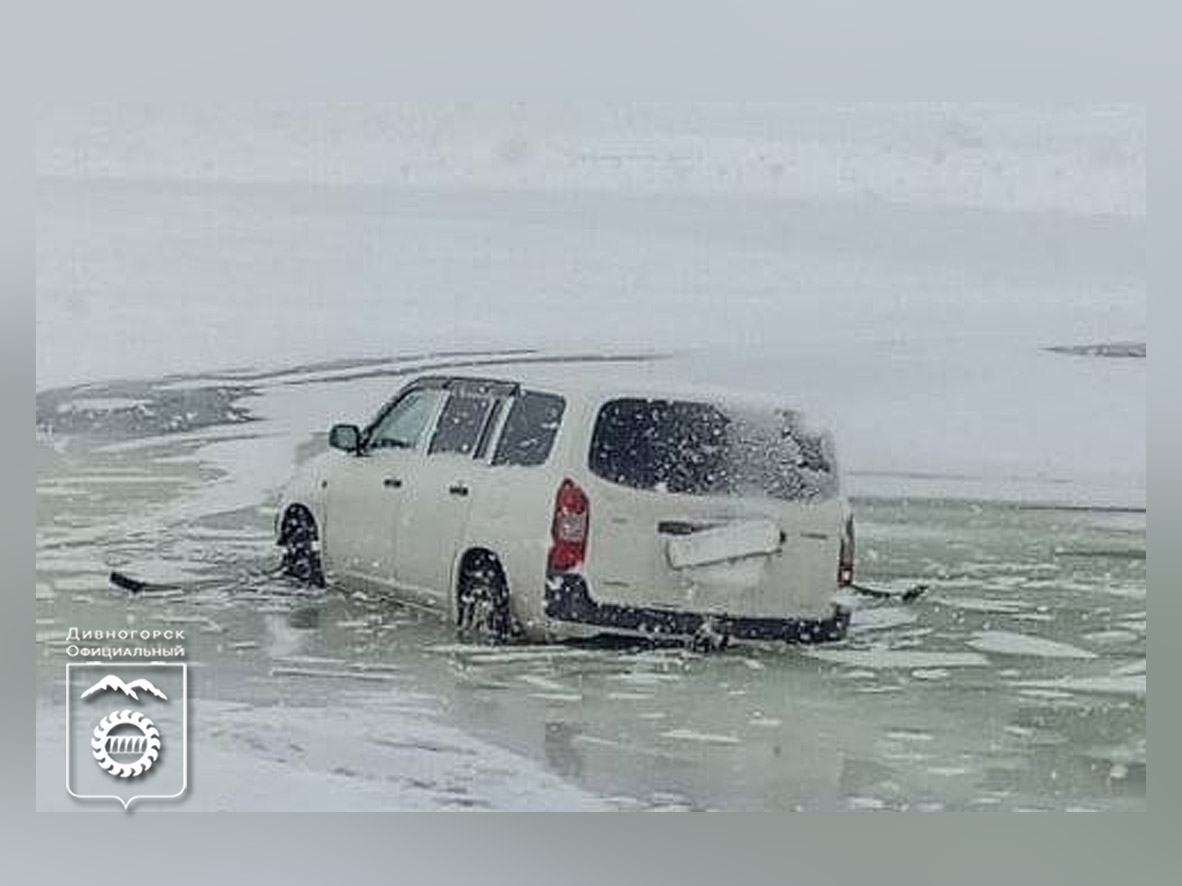 Автомобиль частично провалился под лёд на Красноярском водохранилище.