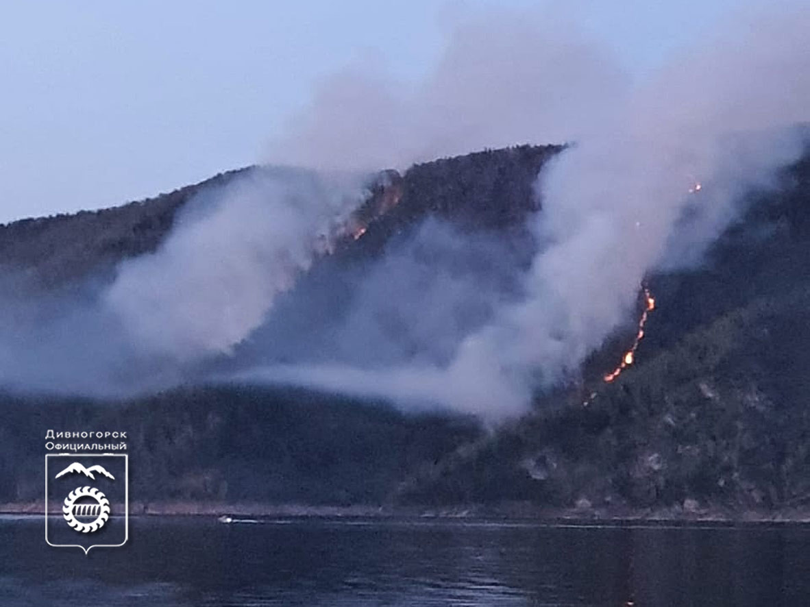 Два пожара разгорелись сегодня на горе в районе водохранилища недалеко от Красноярской ГЭС.