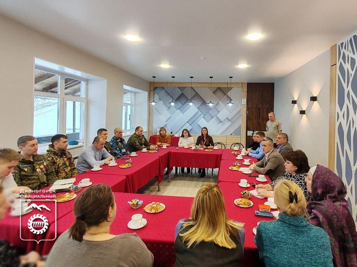 Глава города Сергей Егоров встретился с ветеранами и участниками СВО, с женами и матерями ребят, находящихся в зоне военных действий.