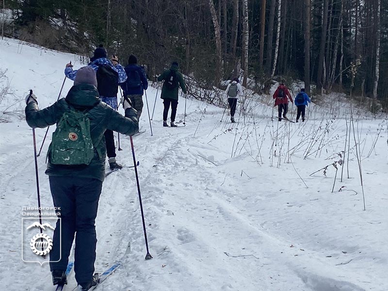 Отряд поисковиков из Овсянки прошли на лыжах 25 км в память о воинах-сибиряках.