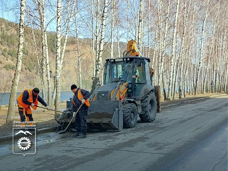 Работники МУПЭС начали очищать дороги от подсыпки.
