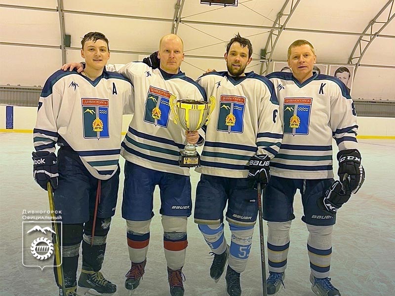 Дивногорские хоккеисты - пятикратные чемпионы кубка открытого льда.