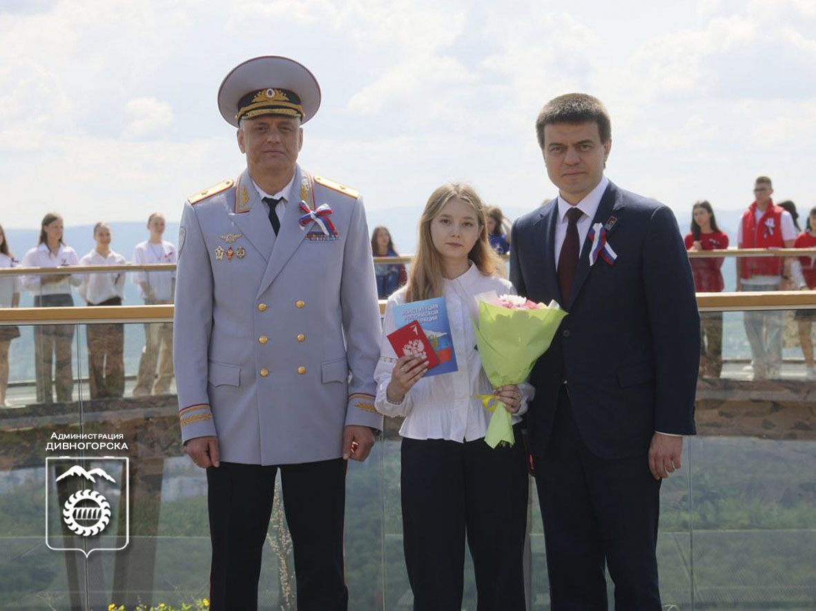 Ученица школы №2 Варвара Мартынова получила паспорт из рук губернатора края в День России.