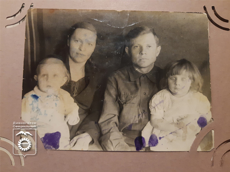 Семья Зыряновых. 1949 год. Семья Зыряновых. 1949 год.