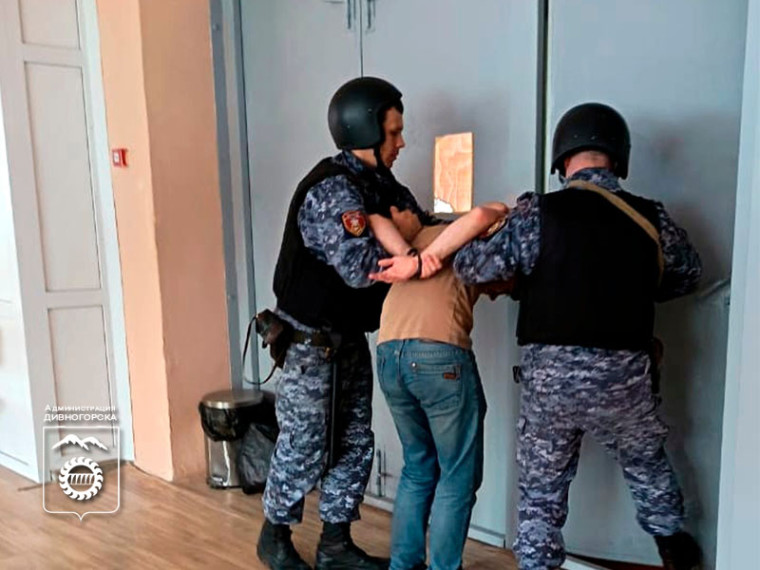 Слаженность, скорость, безопасность: в школах города прошли антитеррористические учения. Слаженность, скорость, безопасность: в школах города прошли антитеррористические учения.