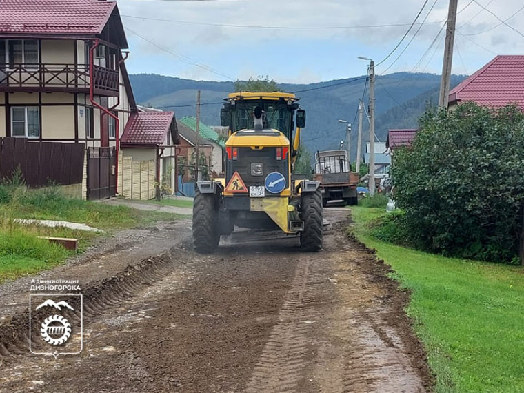В Индивидуальном поселке сегодня продолжили грейдировать дороги.