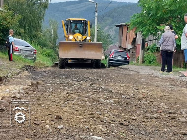 В Индивидуальном поселке сегодня продолжили грейдировать дороги.
