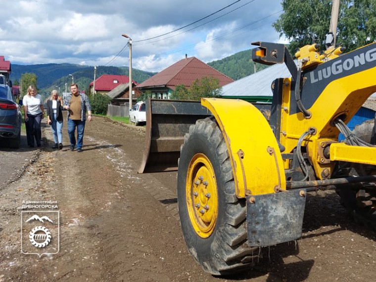 В Индивидуальном поселке сегодня продолжили грейдировать дороги.