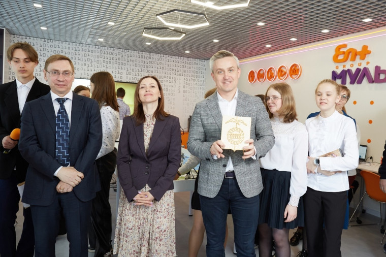 Глава Дивногорска вместе с компанией Эн+ открыли в 4 школе центр развития компетенций «Мультилаб»!.