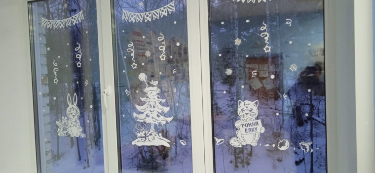 Зайчики, белочки, пушистые коты, снеговики и ёлки появились на окнах школы №2.