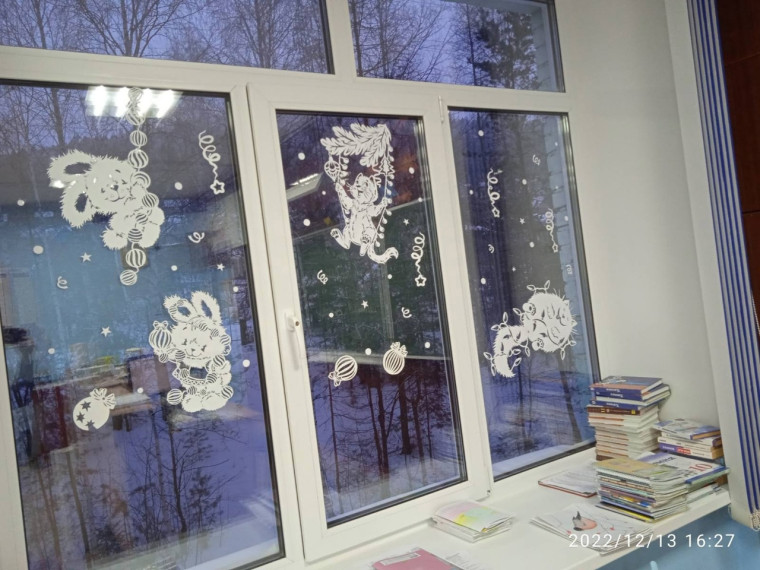 Зайчики, белочки, пушистые коты, снеговики и ёлки появились на окнах школы №2.