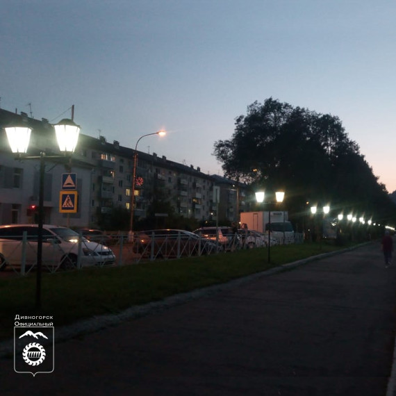 Пушкинские фонари в начале Набережной горят.